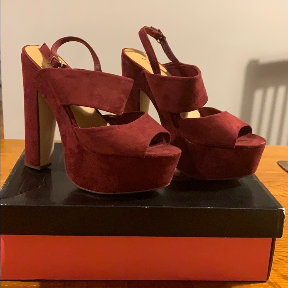 Platform burgundy suede shoe